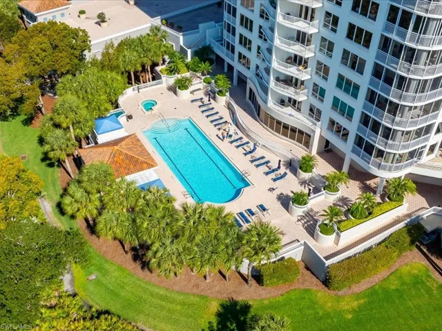 Aerial view of a pool and apartment complex / building