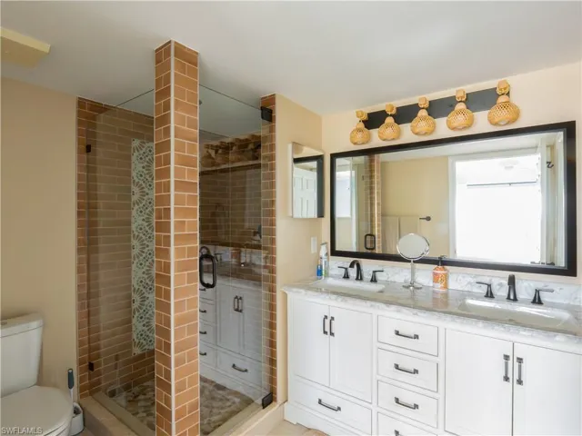 Dual vanity with undermount sinks and quartz countertop