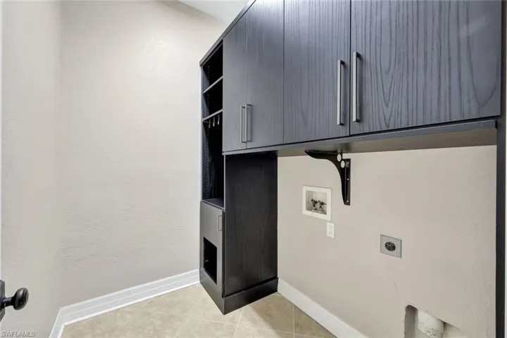 Laundry room with built-ins