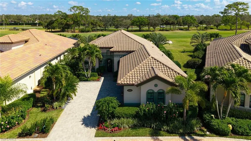 Bird's eye view of a golf course