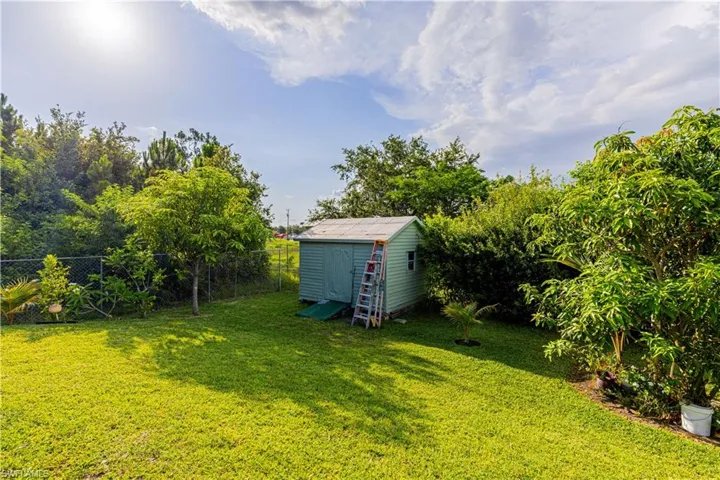 View of yard featuring a shed