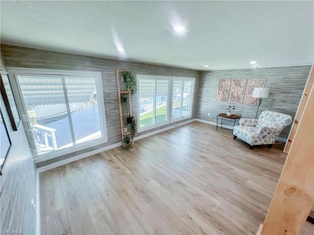 Perfect canal views from this spacious sitting area