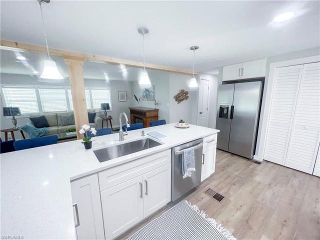 Eat-at quartz peninsula with all new appliances