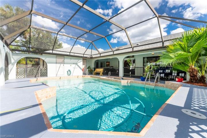 Large pool area with all brand new screen