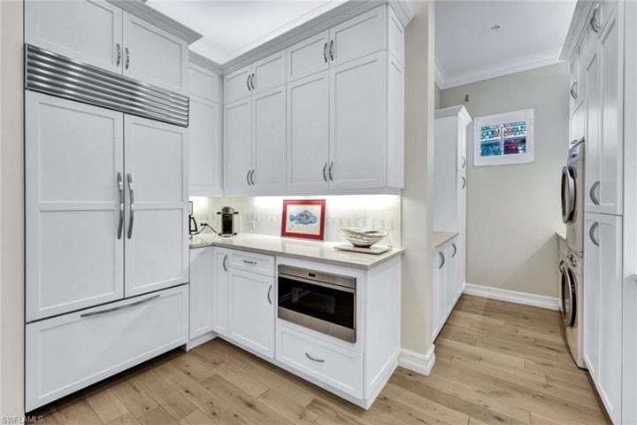 200  L AMBIANCE  CIR, Naples, FL 34108