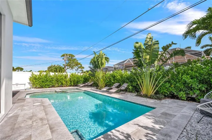 681  93rd N AVE, Naples, FL 34108