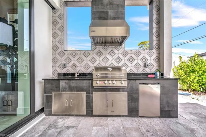 681  93rd N AVE, Naples, FL 34108