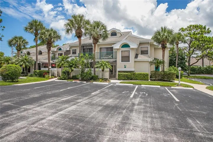 81 Emerald Woods Dr M8, Naples, Florida 34108