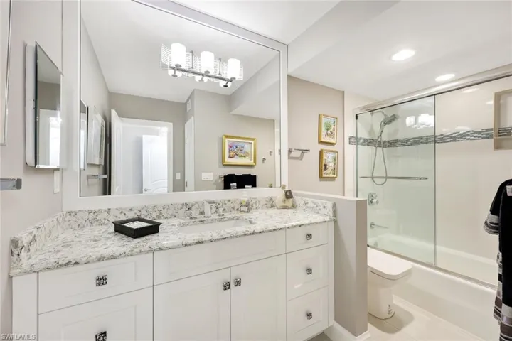 En-suite guest bath