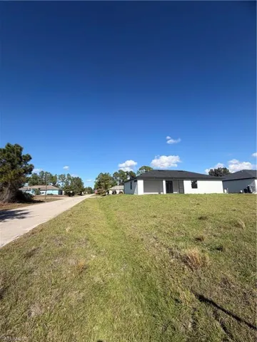View of grassy yard