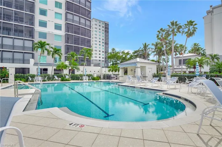 Bathhouse & grilling at pool