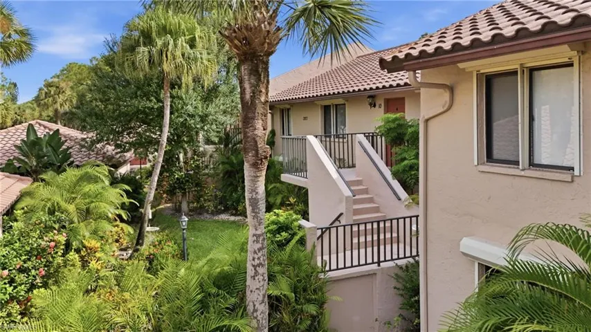 3207 Horse Carriage Way 10, Naples, Florida 34105