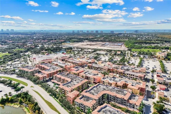 Walkable to 150 shops and restaurants, welcome to a DREAM lifestyle