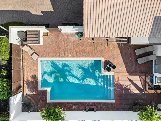 Birds eye view of property