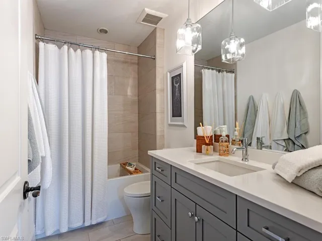 Upstairs bath with soaking tub