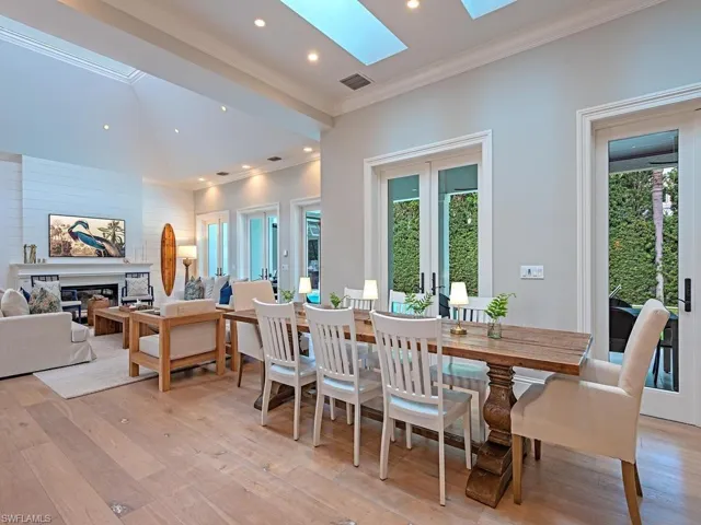 131 3rd St N, Naples, Florida 34102