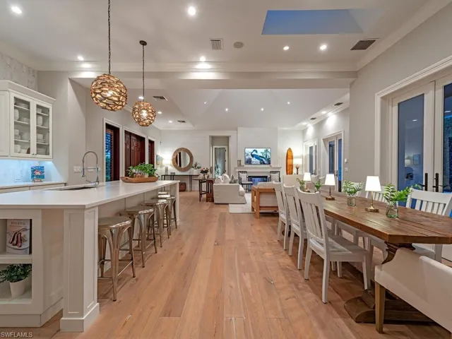 131 3rd St N, Naples, Florida 34102