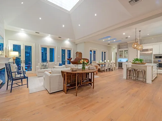 131 3rd St N, Naples, Florida 34102
