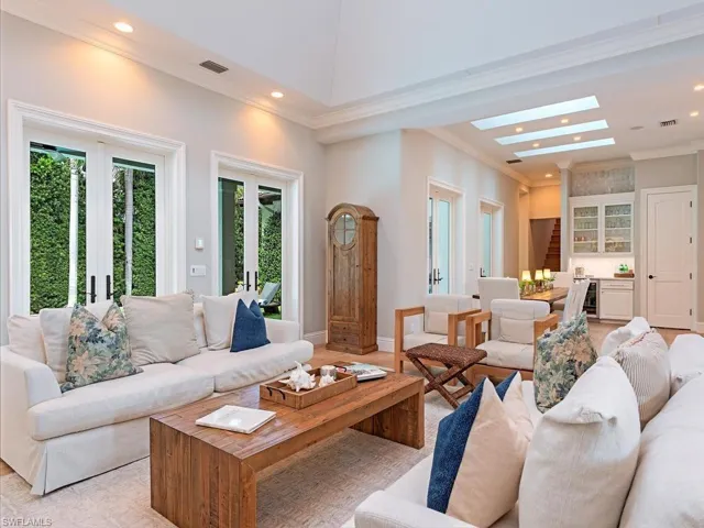 131 3rd St N, Naples, Florida 34102