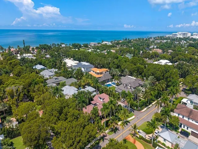 131 3rd St N, Naples, Florida 34102