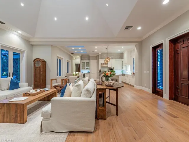 131 3rd St N, Naples, Florida 34102