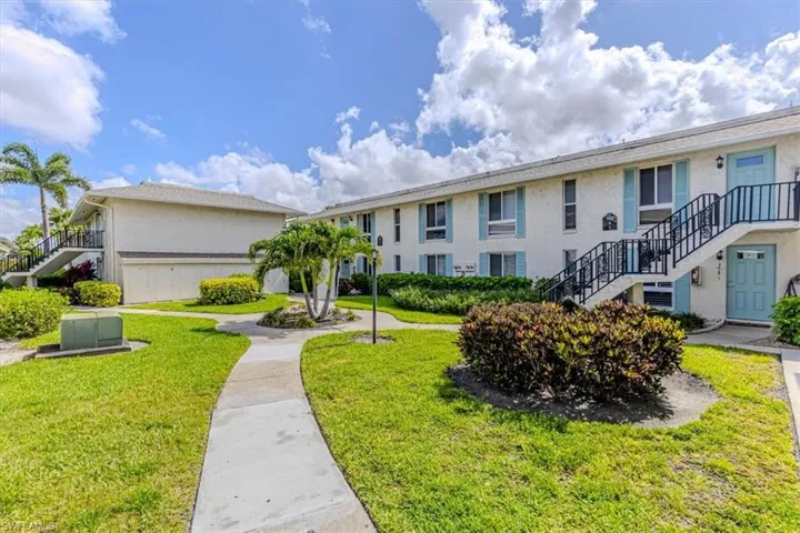 215  Palm  DR, Naples, FL 34112