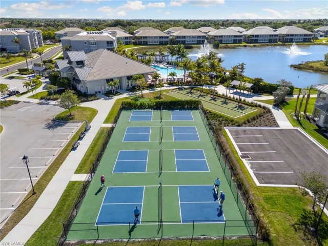 Bird's eye view featuring a residential view and a water view