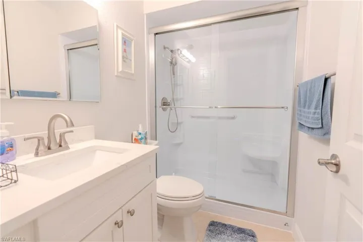 2nd bath w/walk-in shower