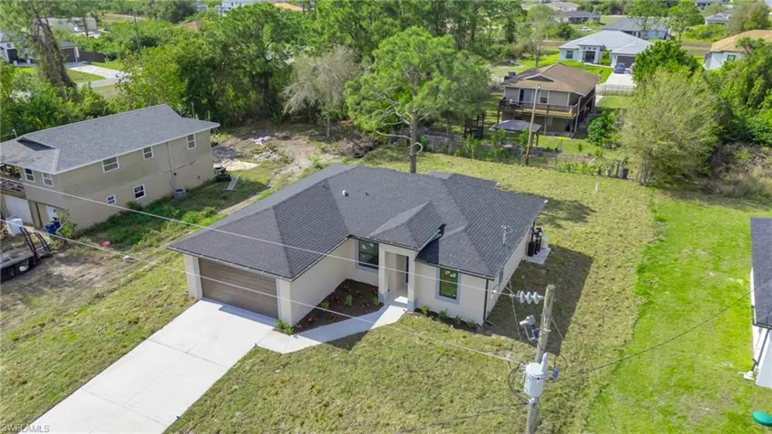 View of front facade featuring a garage and a front yard