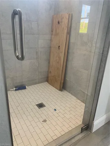 Bathroom featuring tiled shower