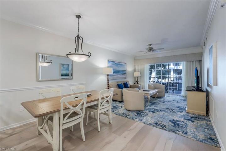Dining area seats 4