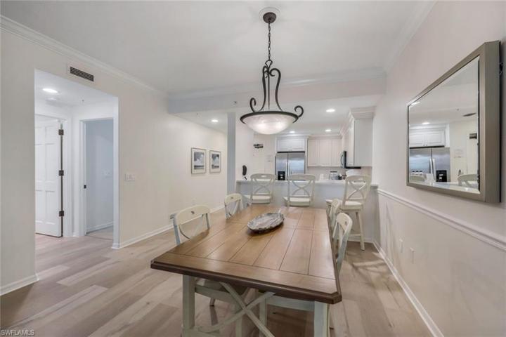 Dining area seats 4