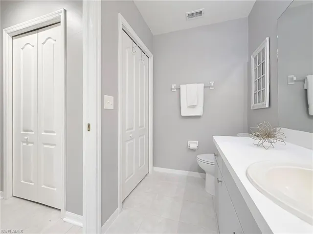 Primary bath w/ linen closet