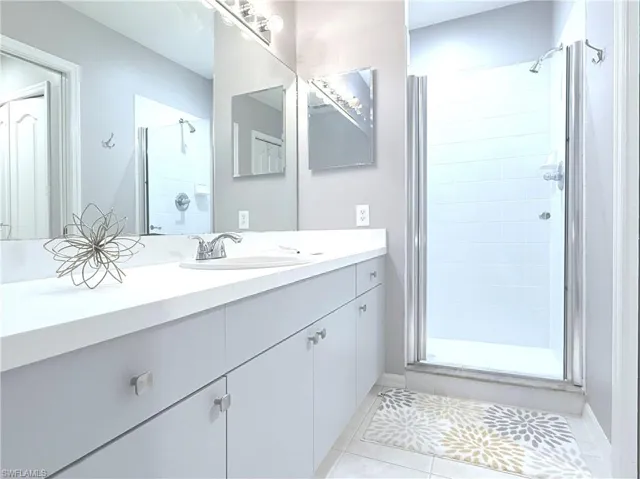 Primary bath w/ walk in shower