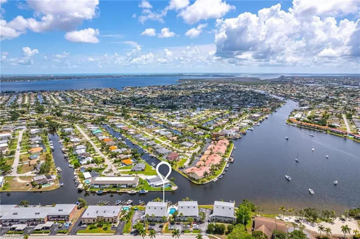 Bird's eye view featuring a residential view and a water view