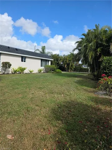 View of grassy yard