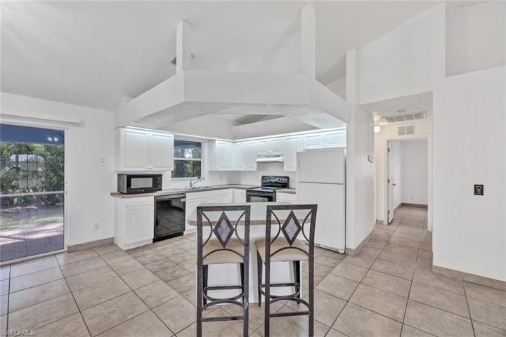 746  Chemstrand E ST, LEHIGH ACRES, FL 33974