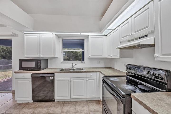 746  Chemstrand E ST, LEHIGH ACRES, FL 33974