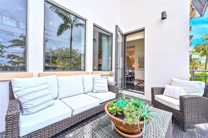 1030  3rd S AVE, Naples, FL 34102
