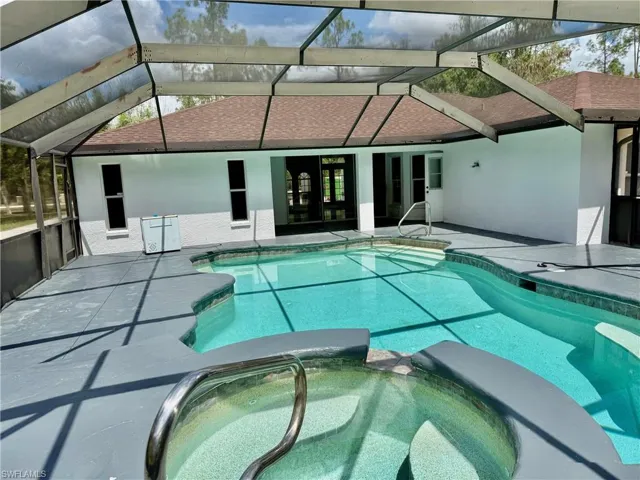 Integrated pool / spa with glass enclosure