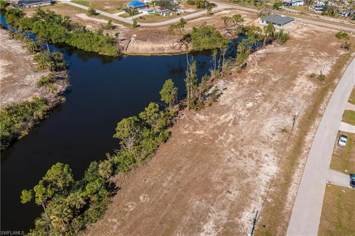 Intersecting Freshwater Canal.