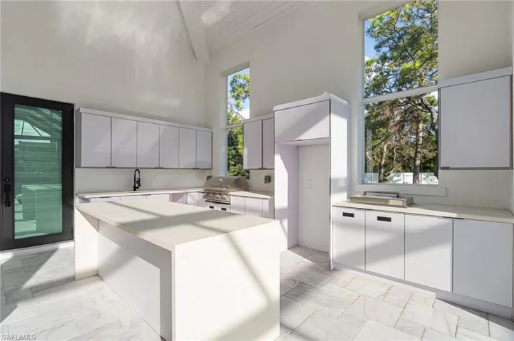 Summer kitchen with an oversized eat-in island—ideal for gatherings or relaxed al fresco dining.