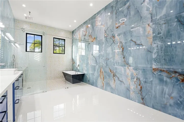 10  Caribbean  RD, Naples, FL 34108