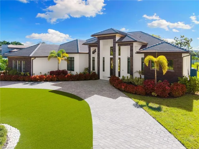 10  Caribbean  RD, Naples, FL 34108