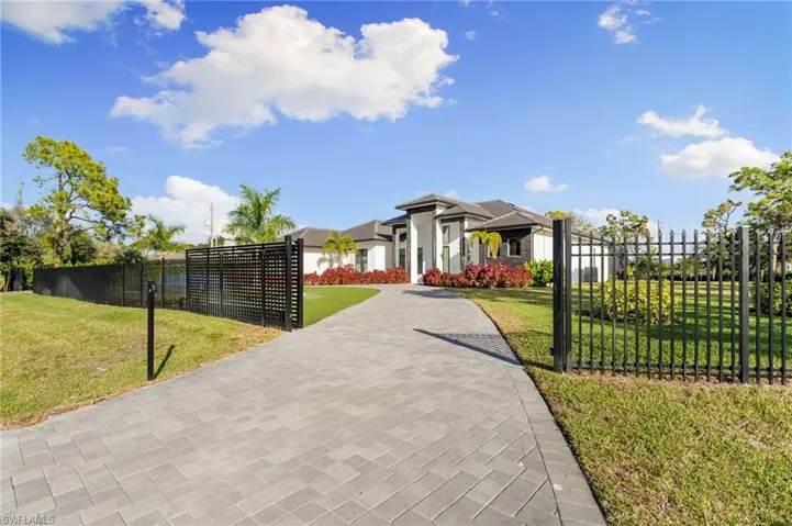 10  Caribbean  RD, Naples, FL 34108