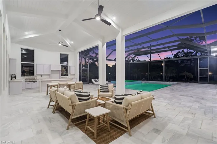 Expansive entertainment deck