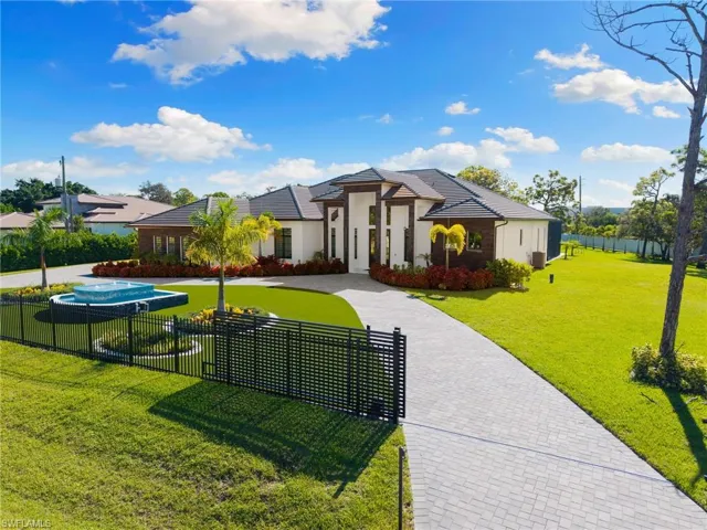 10  Caribbean  RD, Naples, FL 34108