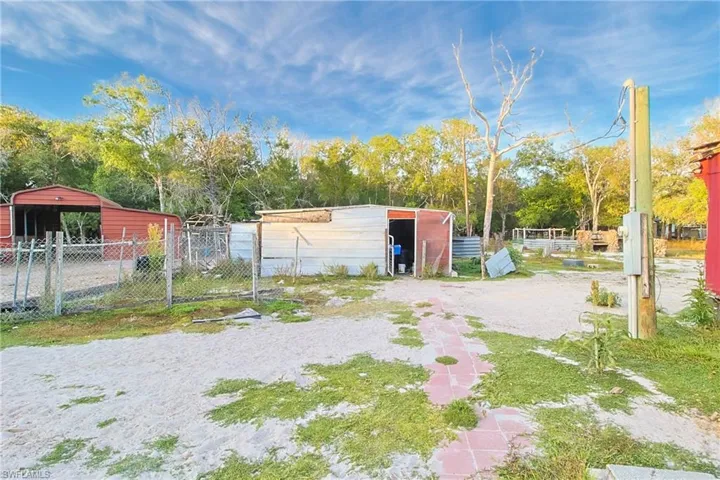 View of yard featuring an outdoor structure
