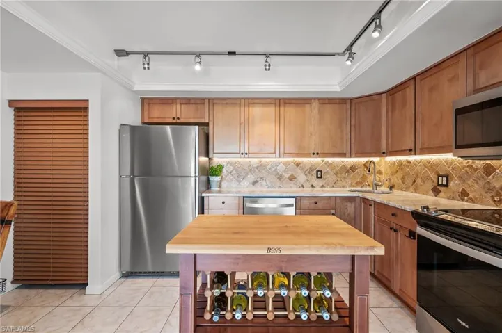 426  Meadowlark  LN, Naples, FL 34105