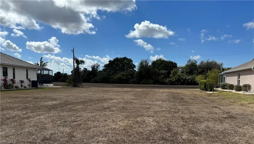 View of grassy yard